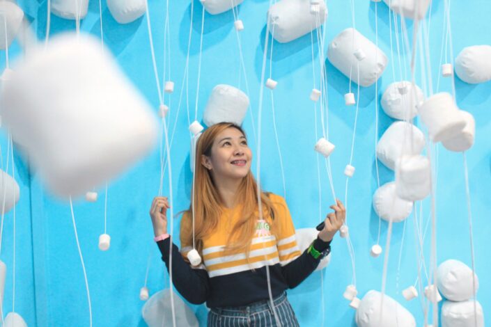 girl with marshmallow balloons